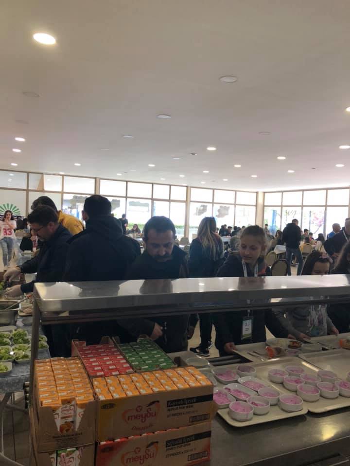 Okul yemekhanesinde öğle yemeği servisi